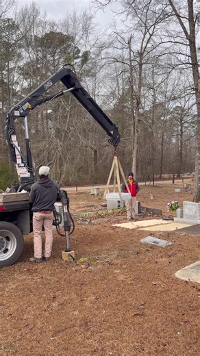 Single upright installation process with vase and picture#installation#monument#cranes#granite#headstone