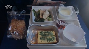 The aviation industry is working together to reduce the environmental impact of single-use plastic products 🥤🍴. #SUPP, widely used due to their strength, lightness, and ability to meet #safety and security regulations, are under scrutiny as #sustainability concerns continue to grow 📈. Many airlines are accepting the challenge of plastic pollution, and at least 4️⃣ 0️⃣ airlines have implemented SUPP reduction and replacement programs. However, the absence of smart regulation continues to const