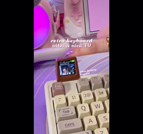 Retro keyboard with a mini TV! 📺 this is the RT100 from @epomakerkeyboard!