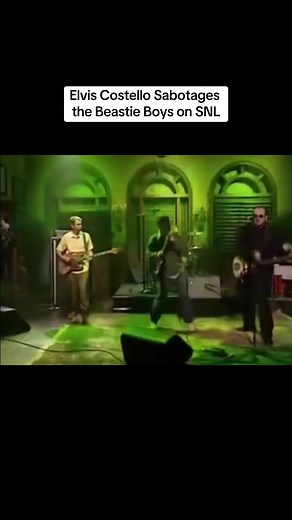 That time Elvis Costello “hijacked” Beastie Boys’ SNL performance in 1999. #beastieboys #elviscostello #snl #90s