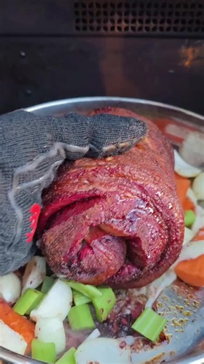 Smoked rolled brisket pot roast with a coffee stout liquor 🥓☕ #potroast #traegergrills