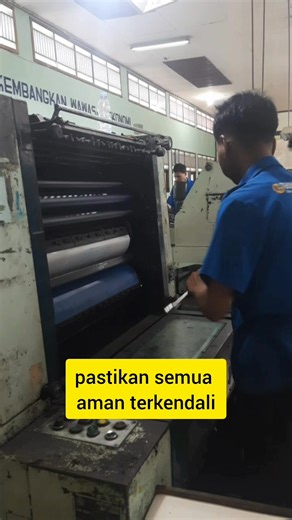 1.3K views · 46 reactions | Can you spot the crucial step?  If this isn't done right, the entire print run fails! Keeping it slow and steady. Tag a friend who works in print! #challenge #criticalstep #printingfail #slowmotion #factorywork #dailygrind #mustwatch #printmaking | Iman Joko Purnomo | Facebook