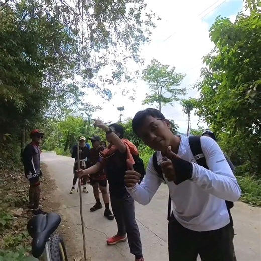 young hikers giving me tips about the steep ascent #bike #bikelover #bikelife
