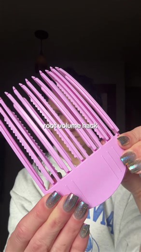 This hair clip is the easiest, quickest way to get volume in your hair! #rootvolume #hairvolume #wavyhairtutorial