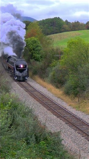 NW 611 Steams right on through Swoope, VA #train #NW611