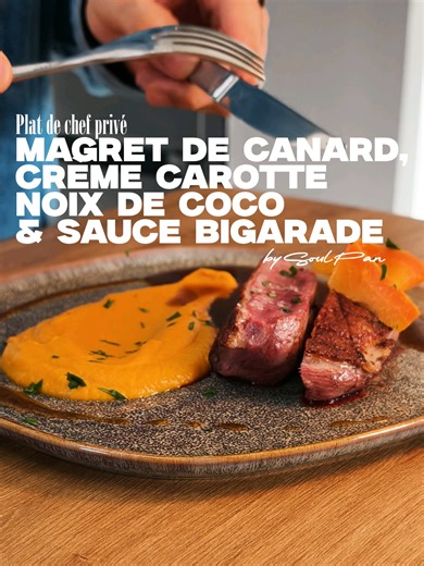 T'as jamais vu ma recette de magret de canard, crème de carotte et noix de coco et sa sauce bigarade... 🥕🥥🍊 Mais tu peux la goûter, grâce à mon activité de Chef Privé 👨🏽‍🍳 🎶 Bill Withers - Lovely day La semaine dernière, j'ai préparé ce plat pour mes clients et ils se sont régalés 🫃🏽 Si toi aussi tu veux que je te fasse voyager à travers ma cuisine : rendez-vous dans ma bio ✌🏽 #soulpan #privatechef #magret #duck #carotte