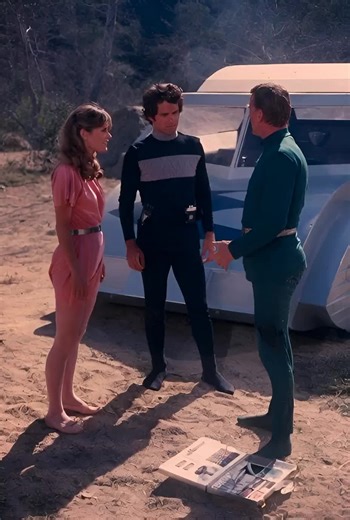 Tunnel psychédélique infini… Rover blanc attaque, grogne, étouffe… Lune aspirée par le Soleil Noir… guerrière blonde défie le destin… Krakatoa rugit — sauvetage dans le temps ! » Structure visuelle suggérée (montage 6 s) 0–1 s : Push lent dans le tunnel coloré tournoyant (effet vertige) 1–2.5 s : Cut brutal — Rover surgit de l’eau, roule vite, poursuit grognement sonore 2.5–4 s : Plan large Lune trou noir aspirant flash dimension mystique (lumières éthérées) 4–5 s : Gros plan guerrière blonde pu