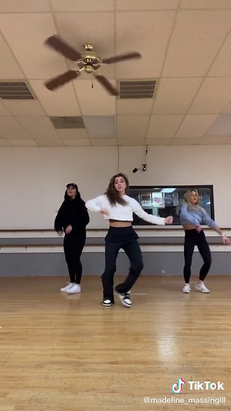 I love dancing with my friends.🕺🏻 #dance #beychella DC: me.☺️