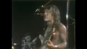 🇺🇸 Grand Funk Railroad Locomotion Locomoción 1974 #Rock Es una canción pop de 1962 escrita por los compositores estadounidenses Gerry Goffin y Carole King . "The Loco-Motion" fue escrita originalmente para Dee Dee Sharp , pero Sharp rechazó la canción. La canción se destaca por aparecer en el Top 3 estadounidense tres veces, cada vez en una década diferente: en 1962 por la cantante pop estadounidense Little Eva (número 1 de EE. UU.); en 1974 por la banda estadounidense Grand Funk Railroad (tam