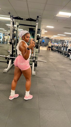 Confidence is key, swag is optional 💞 #sticktothebasics #glutes🍑 #back #consistency #warmup #stretch #gymlife #fitmom #consistencyiskey #dontownrightstothemusic‼️ | TwinToo Fit