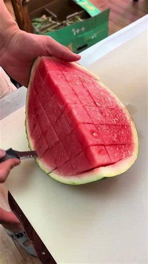 A simple watermelon-cutting trick is winning hearts online in China. 🍉#watermelon #fruit #funny