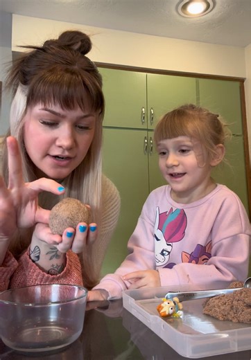 Fun ASMR Moments with CeCe and Kinetic Sand