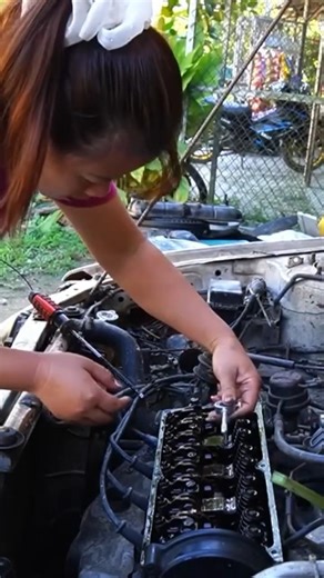 “No Mechanic Needed! Girl Brings Dead Engine Back to Life 🚗⚡