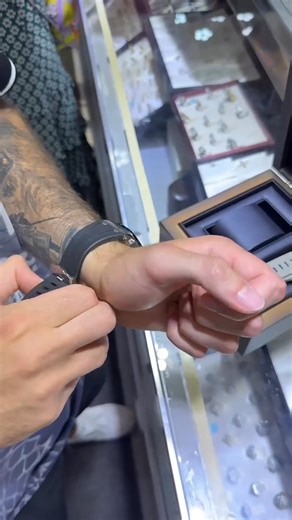 How to sell a Rolex datejust 41 and make money reselling trading Rolex watches for profit. In this live rolex negotiation video I will be attempting to sell a Rolex datejust 41mm. | Vookum.