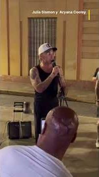 Robbie Williams surprises by singing with a street musician in Seville