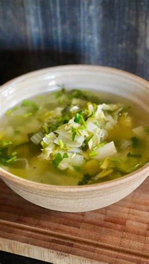 HERVÉ CUISINE · Recettes faciles & de saison on Instagram: "👉 Si vous voulez la recette de ma soupe verte, commentez DETOX et je vous l’envoie direct. Chaque année en janvier, après les excès des fêtes, je fais toujours la même chose : cette soupe aux choux et légumes verts. Je la prépare un soir ou deux par semaine, ça me fait mon repas du soir, et je me sens vraiment plus léger. Le chou n’est pas là par hasard — d’ailleurs, il est très tendance cette année. Associé au poireau, au fenouil et a