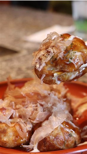 たこ八【公式】たこ焼きお好み焼き on Instagram: ". ／ 今日も元気にたこ焼き 焼いてますよ〜😉💪✨ ＼ 自分の番が来て、たこ焼きをもらえる瞬間って嬉しいですよね😊💞でも熱々のたこ焼き、食べるの注意してご賞味くださいね🤚💦 道頓堀たこ八総本店ではたこ焼きの他にもお好み焼き・焼きそば・明石焼き・ねぎ焼き・とん平焼き・串カツ等店内テーブル席でゆっくりお召し上がりいただけます🤗 ∞∞∞∞∞∞∞∞∞∞∞∞∞∞∞∞∞∞∞ 🍽️道頓堀たこ八総本店 📍大阪市中央区道頓堀1-5-10 🚃各線なんば駅14番出口より徒歩5分 ⏰10:00～22:00 👛現金・クレジットカード・電子マネー・QRコード決済可(1階屋台は現金又はPayPay支払い) ∞∞∞∞∞∞∞∞∞∞∞∞∞∞∞∞∞∞∞ #たこ八 #大阪グルメ #大阪名物 #Osaka #food #tagsforlike #follow #行列のできる店 #道頓堀 #道頓堀グルメ #大阪観光 #大阪旅行 #関西旅行 #dotonbori #오사카 #타코야키 #도톤보리맛집 #章魚燒 #章魚小丸子 #道頓堀美食 #大