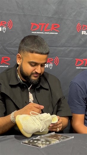 NAV SIGNED MY FRIENDS YEEZYS & SHOWED HIM HIS GIRLFRIEND 😳😳#nav #fyp #navoverdose