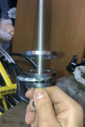 High-precision thread cutting tool movement. ##mtb##biketools