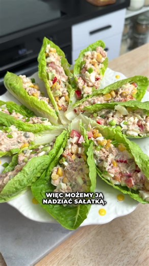 Pasta z tuńczyka w sałacie rzymskiej 😍 idealna przekąska 😍 👍Zostaw polubienie i zapisz na później ❤️ Składniki (10 sztuk): •140g tuńczyka •70g kukurydzy •kawałek papryki •50g ogórków konserwowych (ja miałam też kilka cebulek marynowanych) •2 jajka •szczypiorek •1 łyżka majonezu •1 łyżka jogurtu naturalnego •sól, pieprz •około 10 liści sałaty rzymskiej mini 1️⃣ Jajka gotujemy na twardo, obieramy i kroimy w kostkę. 2️⃣ Tuńczyka odsączamy z wody lub oliwy. 3️⃣ Ogórki, paprykę kroimy w kostkę. 4️