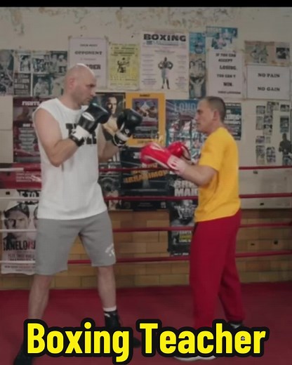 Perfecting your boxing defense! 💥 Vertical blocking vs. horizontal blocking. It’s all about the body angle. 📐 Vertical blocking demands more shoulder square-up, and there is a risk of vision blind spots. An angled stance using horizontal blocks makes you less of a target and allows you to gain more distance and inches! 🎯 #boxing #blocks #angles #technique #strategy #gameofinches #trainingtips#boxingteacher #teachingboxing #boxingfundamentals #boxingfootworkdrills #boxingfootwork #fundamentalf