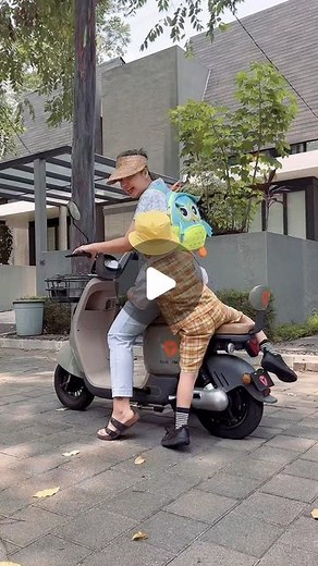 Putri titian on Instagram: "Drama ibu ibu anjem anak! Perasaan bangun uda pagi,tapi teteep aja dateng mepet. Perasaan uda siap semua tapi teteeep aja ada yang ketinggalan.. Pokoknya hari hari ada aja deh,menguji nyali dan mental pokoknya! Tapi biar hari hari tetep semangat,ga drama drama bgt,ya kudu lah di selipin selonjoran dikit nyambi ngemil ngemil mayan bikin mood balik. Salah satu cemilan yang di stok dirumah ya ini Lemonilo brownies crispy,Gara gara anak anak suka makananin nya.rasa nya ny