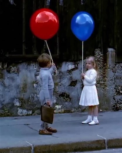 Bağımsız Sinema 🎥 on Instagram: "Geceyi bir klasikle, Albert Lamorisse'in yazıp yönettiği 1956 tarihli kısa filmi Le Ballon Rouge / Kırmızı Balon ile sonlandırıyoruz. 1956 Cannes Film Festivali'nde En İyi Kısa Film ödülünü kazanan film, aklı başında bir kırmızı balonun Paris sokaklarında küçük bir çocuğu takip etmeye karar vermesinden sonra yaşananları anlatıyor. Le Ballon Rouge filminin, 34 dakika olmasına ve neredeyse hiç diyalog barındırmamasına rağmen 1957 Akademi Ödülleri'nde En İyi Özgün 
