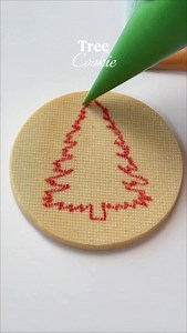 Christmas tree cookies might be the most versatile ever🎀✨ Recipes and cookie cutters available in my link in bio #cookiedecorating #satisfying #christmas ##bow | thelucky.cookie