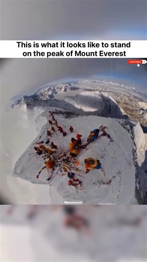 This is what it looks like to stand on the peak of Mount Everest 🏔️