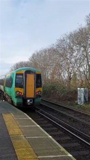 Southern Class 377 departing London Road (Brighton) with an extremely loud 2 tone!