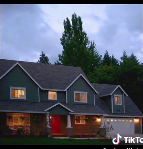 Here are three key advantages of backing up your home with a battery…. 1️⃣Continued power during outages…. ⚡️During power outages, a home battery backup system can provide continued power to your home for several hours or even days. This can be essential for keeping your lights, appliances, and electronics running, as well as for powering medical devices or other critical equipment. 2️⃣Protection against power surges…. ⚡️Power surges can damage or even destroy electronic devices. A home battery