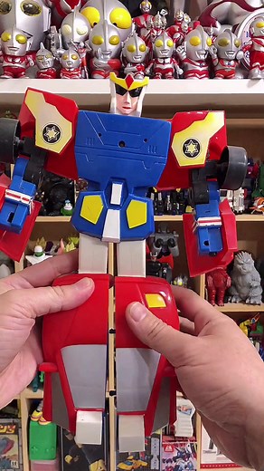 A large transformer robot, a few simple steps can be transformed. Did you learn it?#transformers #robot #transformed #toy #toys #kids #kidtoys #samelocation