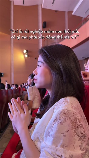 Lễ tốt nghiệp đầu đời và có lẽ là cũng là lần cuối bố mẹ nhìn thấy Sâu trong dáng vẻ ngây ngô, hồn nhiên. Chỉ 2 tháng nữa thôi, con sẽ bước vào một hành trình mới với biết bao điều thú vị đang chờ đón phía trước. Cùng với những trải nghiệm mới mẻ ấy là những thử thách đầu tiên, những áp lực của điểm số và các kỳ thi. Mẹ mong từng ngày được nhìn thấy Sâu trưởng thành, nhưng khoảnh khắc này là lúc mẹ nhận ra tuổi thơ của con trôi qua nhanh hơn mẹ nghĩ nhiều quá 🥺 #emsaudep