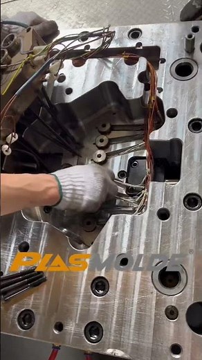 Disassemble the hot runner #injectionmould #plastic #injectionmachine #moulding #tooling