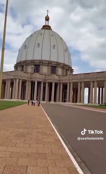 Au cœur de Yamoussoukro s’élève un monument unique : La basilique Notre-Dame de la paix ✌️ Elle est classée parmi les plus impressionnantes édifices religieux au monde 🌏#yamoussoukro#ivorycoast🇨🇮🇨🇮 #abidjan225🇨🇮 #canada_life🇨🇦 #africa