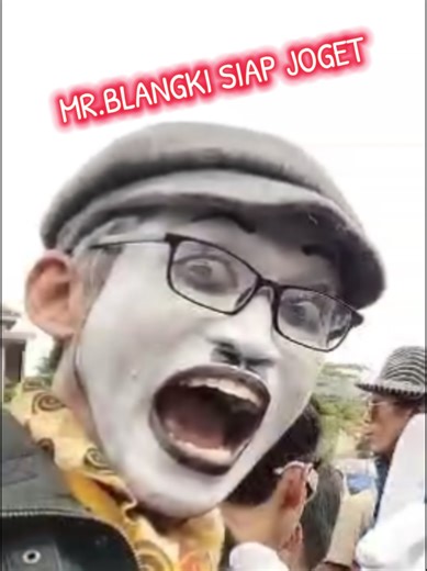 Joget atau menari merupakan aktivitas fisik yang sangat bermanfaat bagi orang tua (lansia) karena menggabungkan latihan kardio, koordinasi tubuh, dan interaksi sosial dalam suasana yang menyenangkan. Aktivitas ini dapat dilakukan dengan intensitas rendah hingga sedang, menjadikannya opsi olahraga yang aman dan efektif.//blangki//joget//lorenzo #creatorsearchinsights #dance #dangdut #viral #indonesia