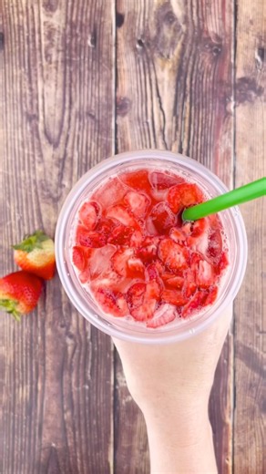 Copycat Starbucks Strawberry Acai Refresher #strawberryrecipe #starbuckscopycat #refreshingdrink