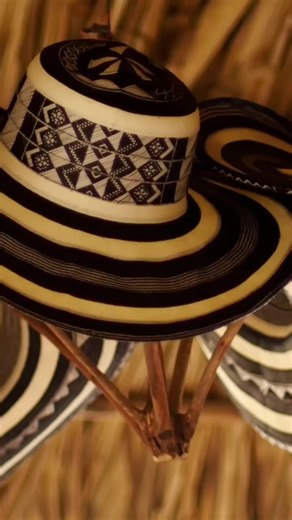 Este sombrero representa a TODO un país 🇨🇴🔥 No es solo un sombrero… es tradición, historia y orgullo colombiano 🇨🇴 El Sombrero Vueltiao es tejido a mano por la comunidad indígena Zenú con fibra de caña flecha 🌿 Cada diseño tiene significado… y entre más “vueltas” tenga, más fino es 👀✨ 🌎 Serie: Artesanías del mundo ¿De qué país quieres ver el próximo? 👇 #Colombia #SombreroVueltiao #Artesania #Cultura #HechoAMano