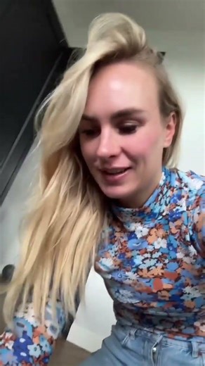 Claire-Sophie speelt met haar oppaskindjes met Duplo