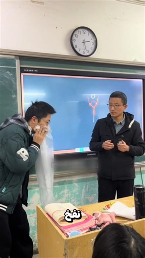 صدم تلاميذه بتجربة فيزيائية 😮؟!