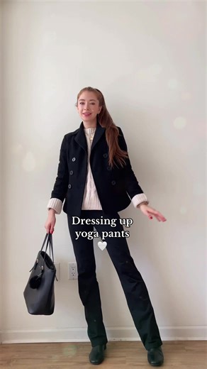 Cómo elevar tus negros pantalones de yoga