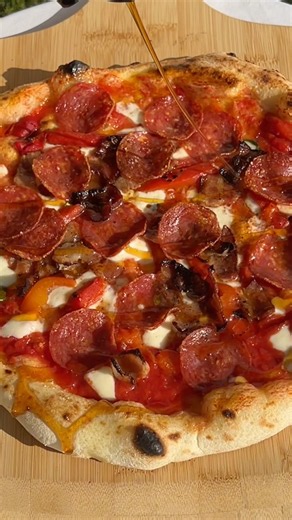 Hot Honey Soppressata🤤Did you hear that crunch?!?! #pizza #mukbang #eatingasmr #foodtok #asmrsounds