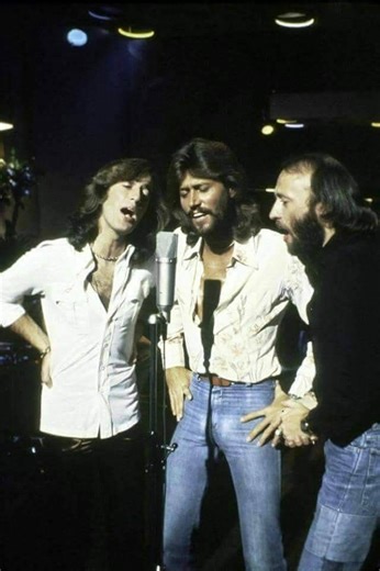 A TRIBUTE THAT SHOOK THE STADIUM: BARRY GIBB SINGS “MAMA I’M COMING HOME” FOR HIS MOTHER IN HEAVEN — AND 30,000 HEARTS STOPPED AT ONCE. - DH Music