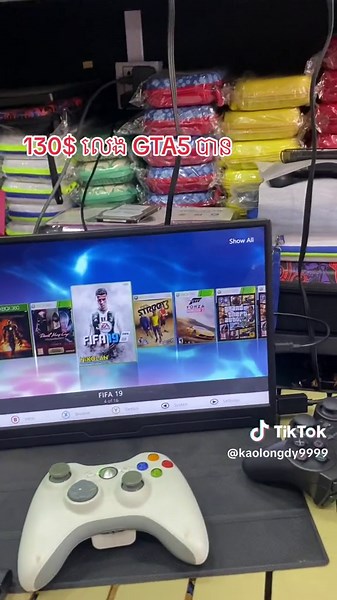 Ultimate Gaming Setup: Xbox Controller & Monitor Showcase