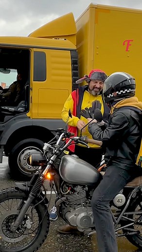 42K views · 115 reactions | Truck Driver's Heartwarming Gesture: Warm Gloves on a Cold Day. 理 Witness the kindness as a truck driver extends a thoughtful gift of gloves to a courier in need. #RandomActsOfKindness #WarmHeart | Tips & Tricks | Facebook