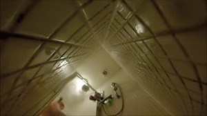Une femme sous la douche qui est filmée !