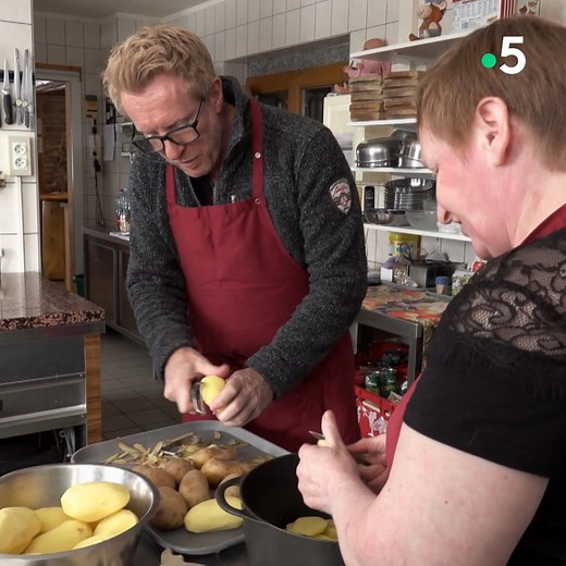 La recette du Roïgabrageldi... c'est ici avec Marie-Eve à la ferme-auberge de Schnepfenried à Mittlach ! Rendez-vous sur France 5 ce soir à 20h50 pour découvrir avec Jerome Pitorin cette magnifique région des Vosges, naturellement ! Vincent Chaffard Claire Debuyser Mathilde Cmbr | Echappées Belles