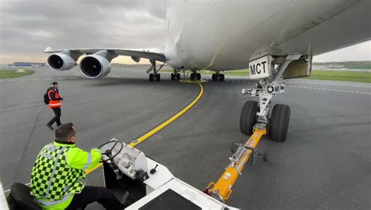 Boing 747 Pushback Operation Explained