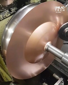 The way this machine makes this metal cylinder lid is SOOOO satisfying! 👀 | UNILAD Tech
