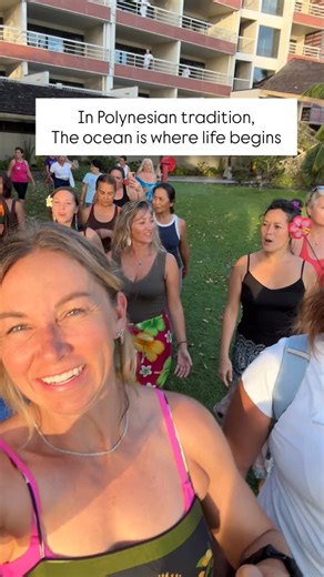 TAHITI YOGA FESTIVAL We walked down the beach chanting, each of us holding a stone. 🌺 There’s something about Tahiti — the ocean, the culture, the energy — that makes moments like this feel so powerful. The ocean slows your breath, clears your mind, and calms your whole body. And walking barefoot on the black sand takes it even deeper — the warmth relaxes your muscles, the minerals ground you, and every step feels like a reset. 🖤 Mixing yoga with Polynesian tradition was a reminder of why I lo